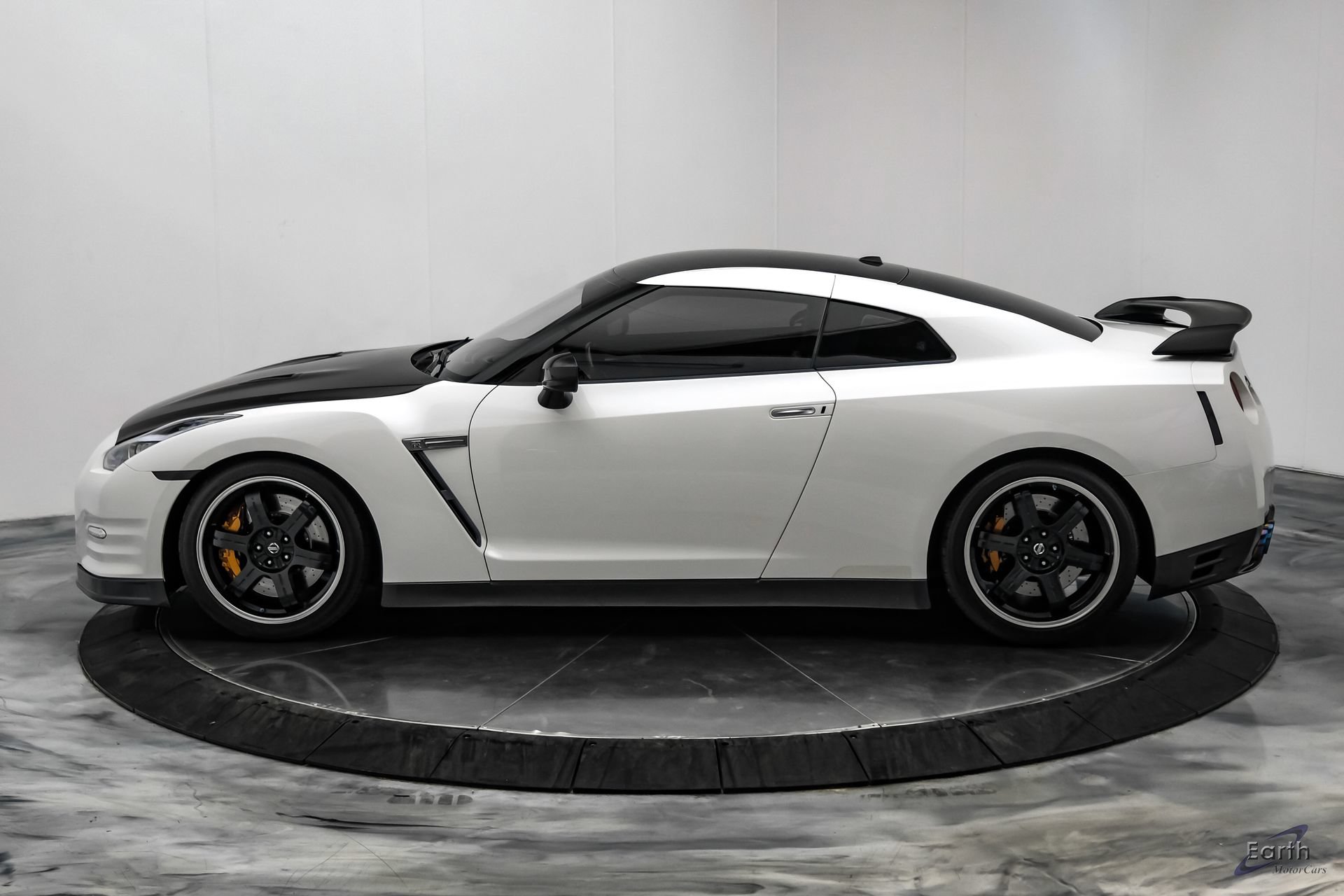 Used 2014 Nissan GT-R Black Edition AWD/4WD image 9