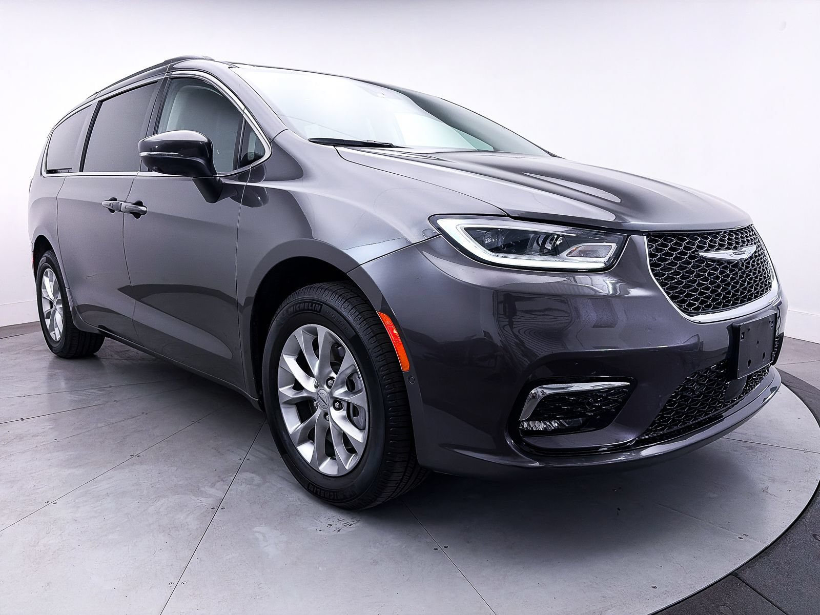 Used 2023 Chrysler Pacifica Touring-L AWD/4WD image 8