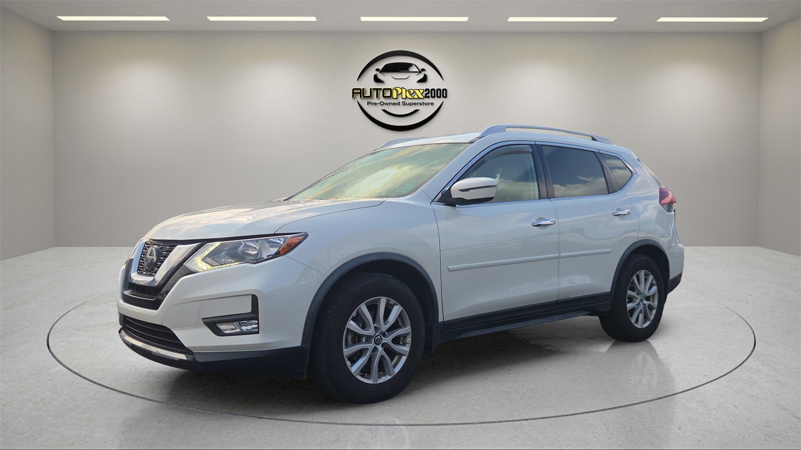 Used 2018 Nissan Rogue SV image 3