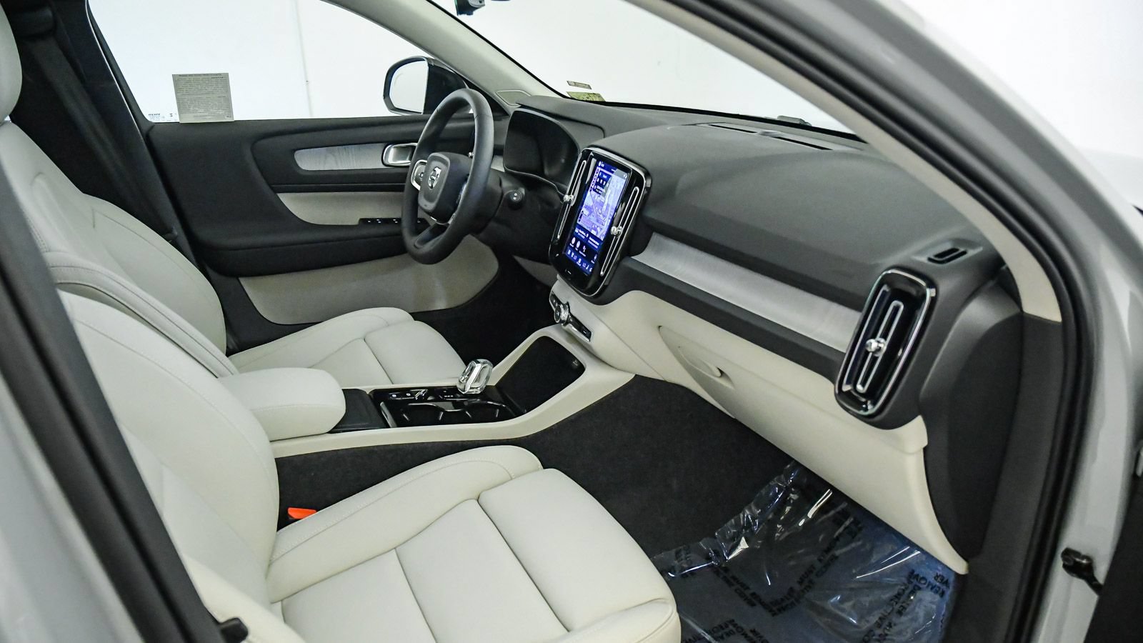 Certified 2026 Volvo XC40 B5 Plus w/ Protection Package Premier AWD/4WD image 16