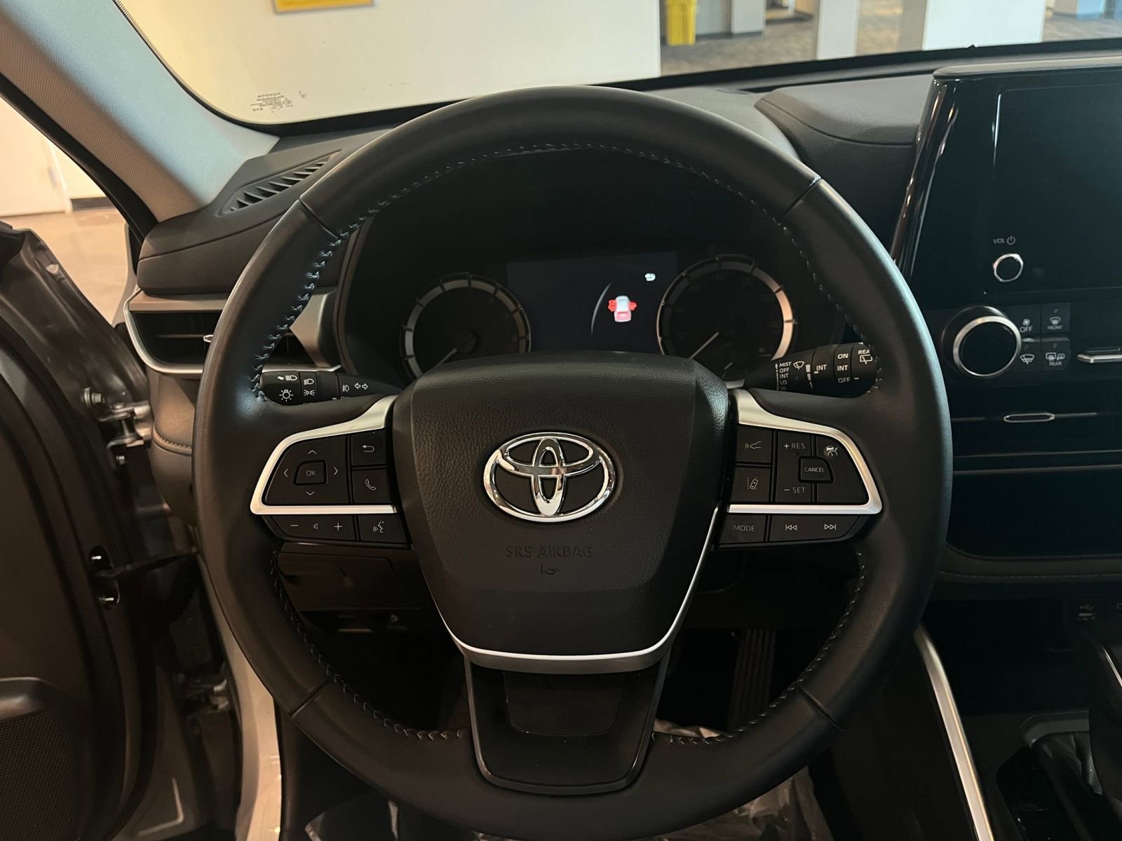 Used 2025 Toyota Highlander LE image 29