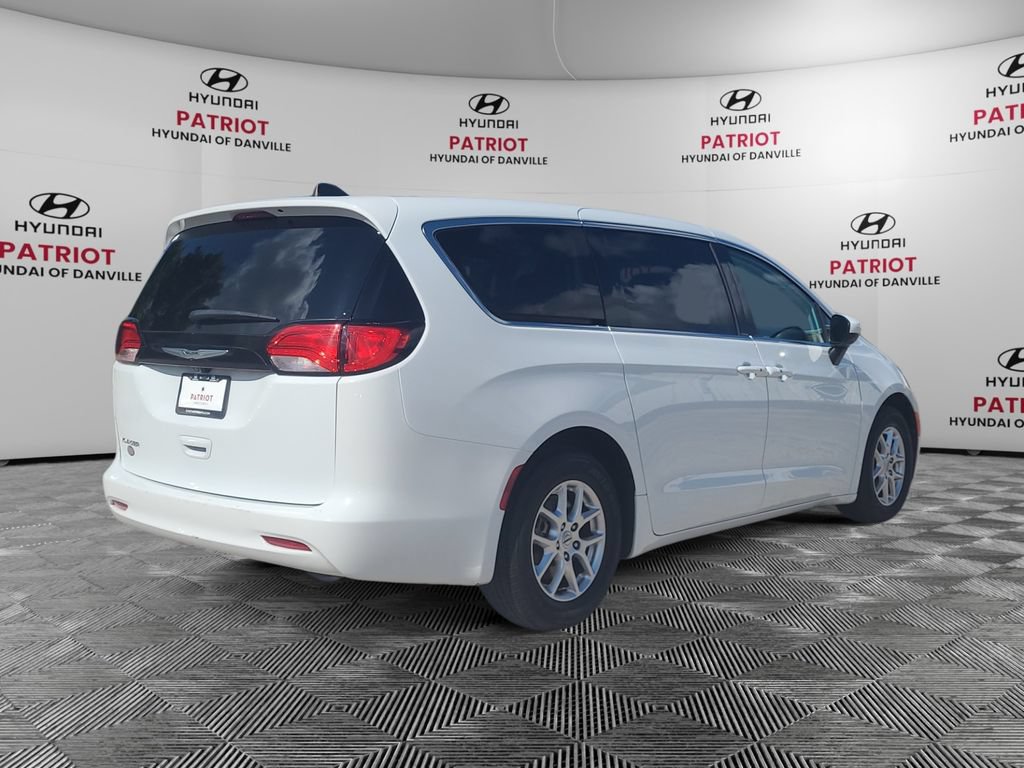 Used 2023 Chrysler Voyager LX FWD image 3
