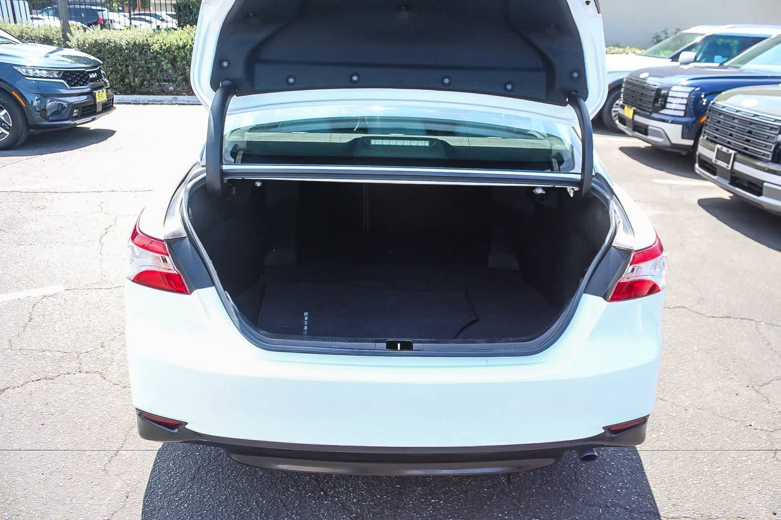 Used 2018 Toyota Camry LE FWD image 34