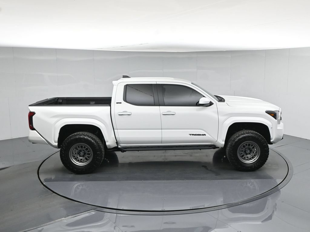 Used 2025 Toyota Tacoma SR5 AWD/4WD image 40