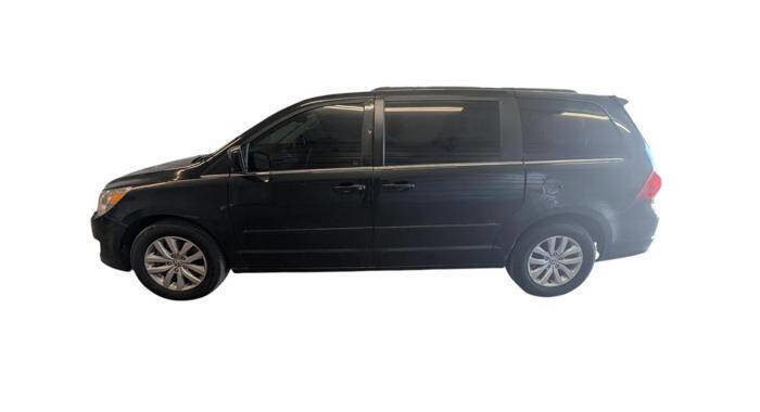 Used 2013 Volkswagen Routan SE FWD image 2