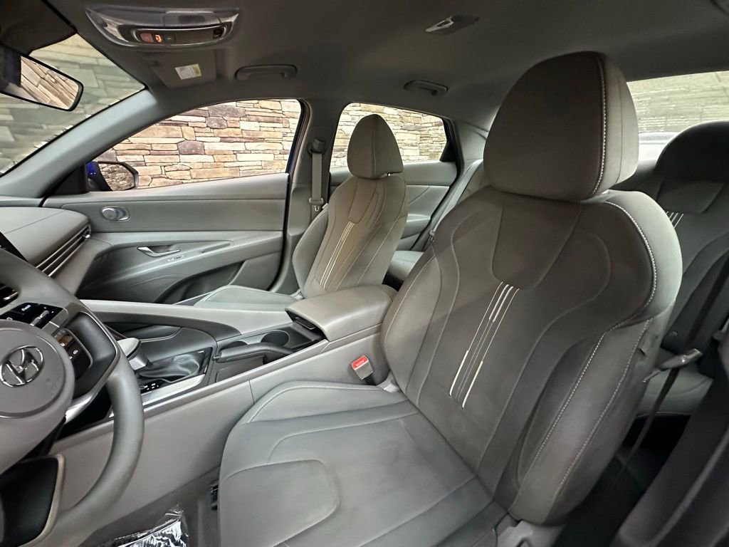 Used 2023 Hyundai Elantra SEL w/ Cargo Package image 12