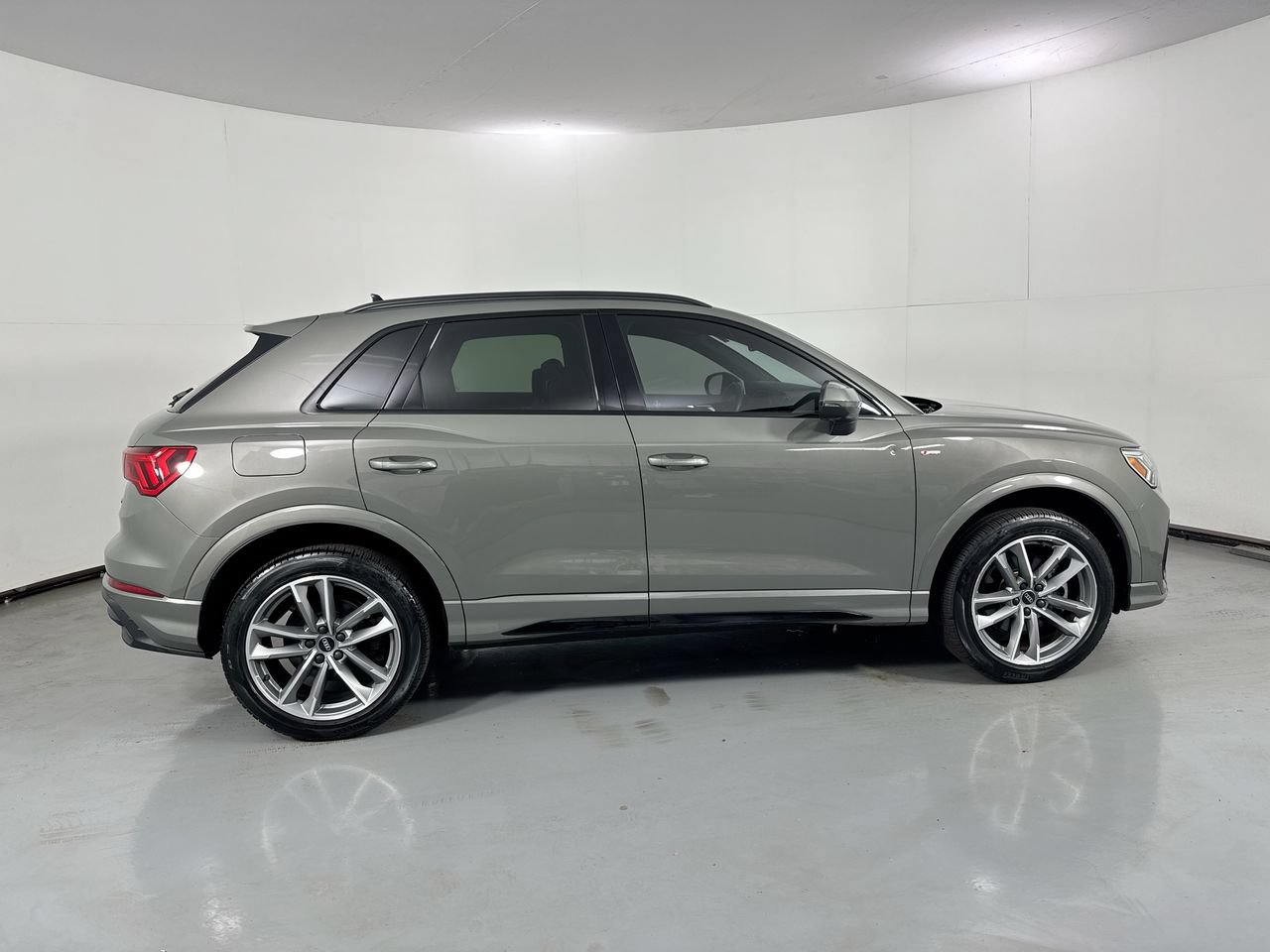 Used 2023 Audi Q3 2.0T Premium Plus w/ Premium Plus Package AWD/4WD image 33