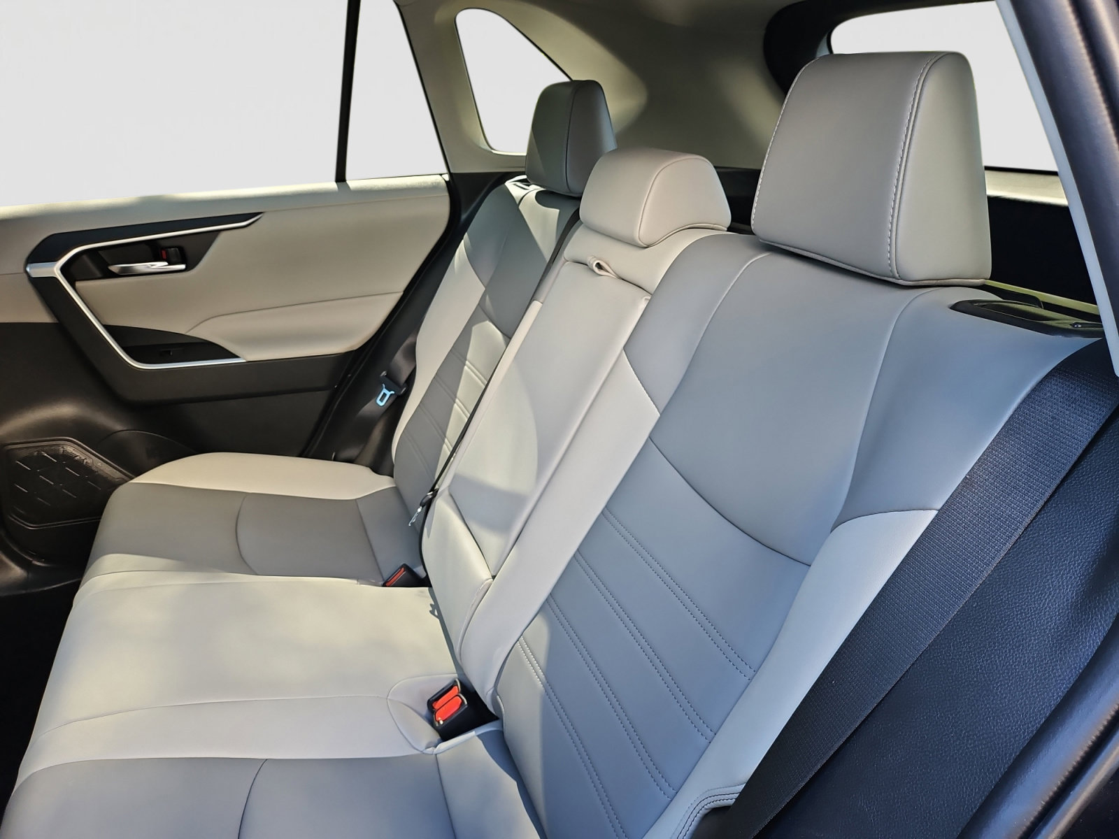 Used 2021 Toyota RAV4 XLE Premium AWD/4WD image 42