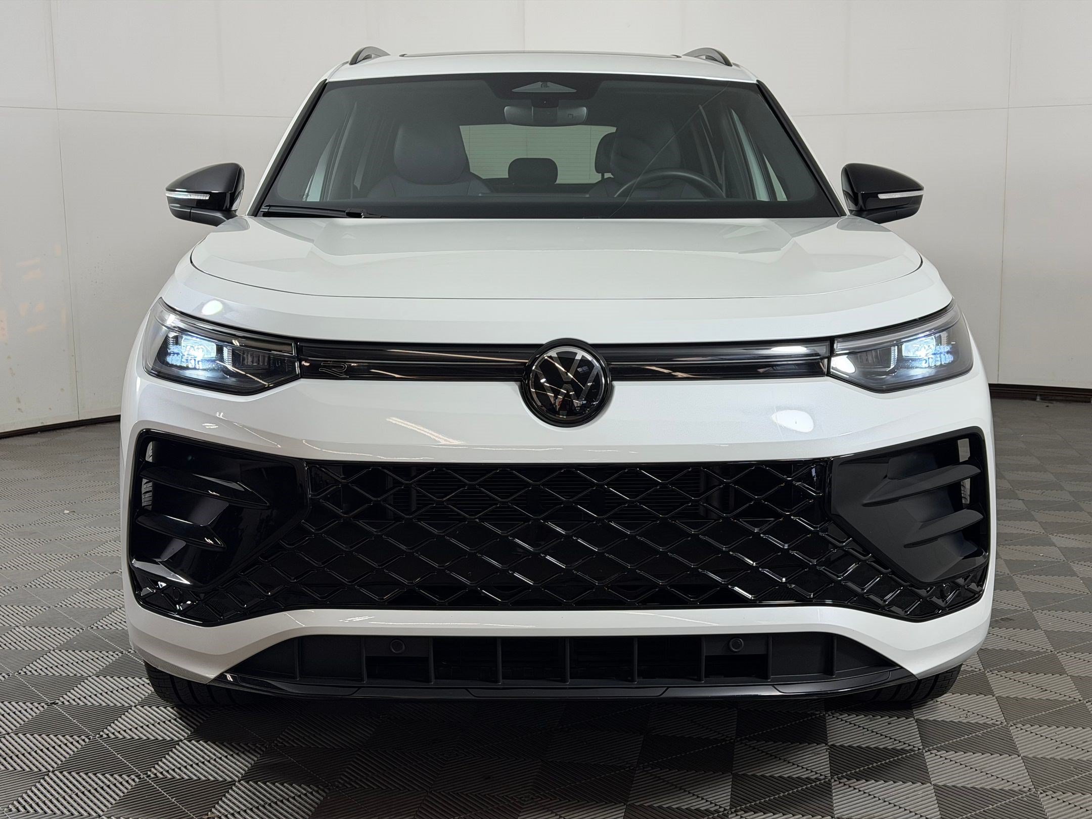 Used 2025 Volkswagen Tiguan SE R-Line AWD/4WD image 6
