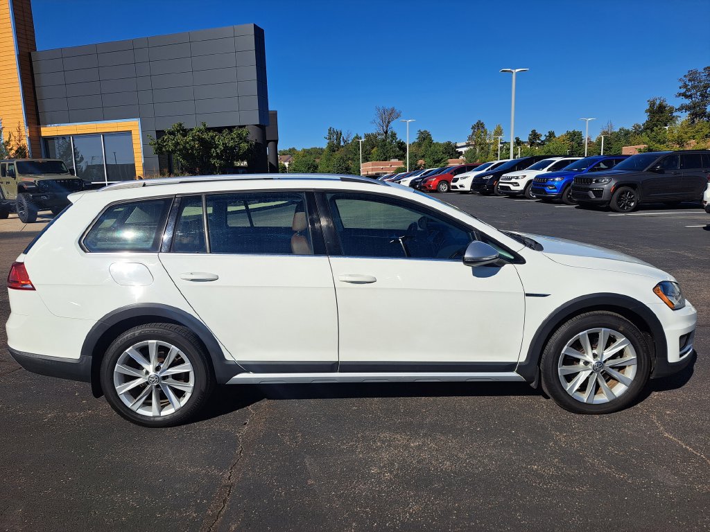 Used 2017 Volkswagen Golf Alltrack SE AWD/4WD image 2