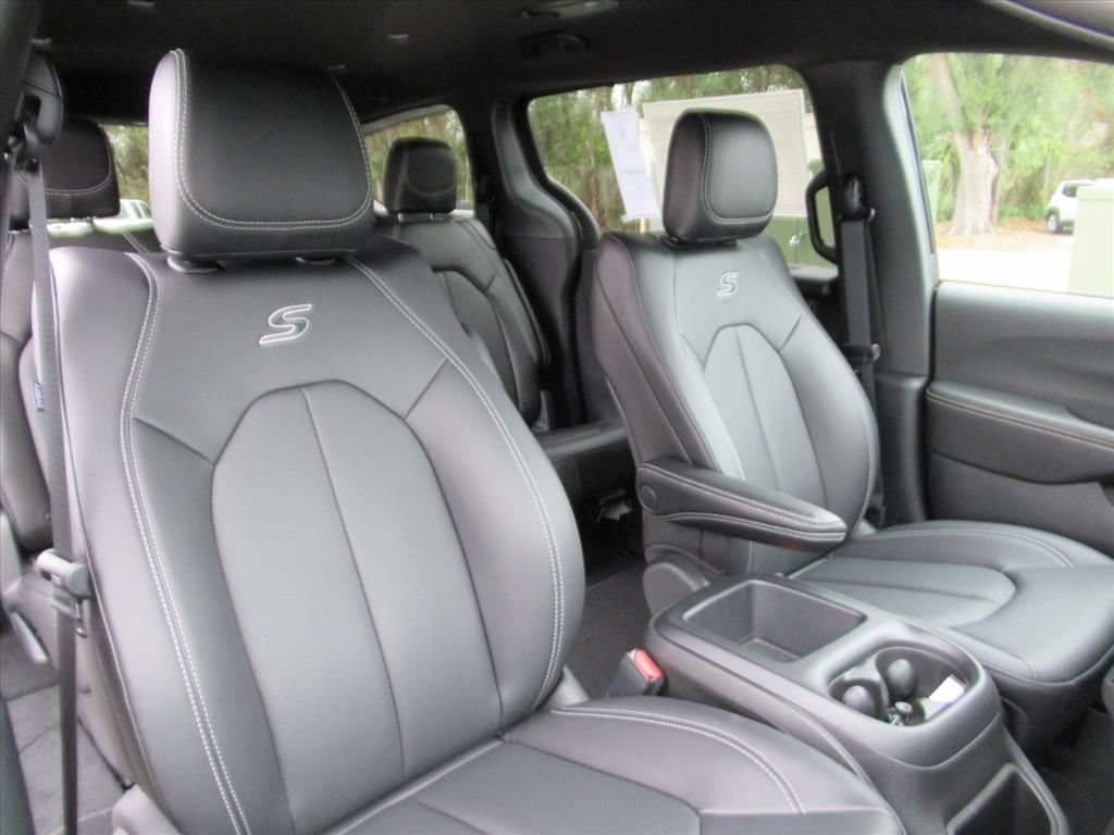 New 2026 Chrysler Pacifica Select w/ S Appearance Package FWD image 9