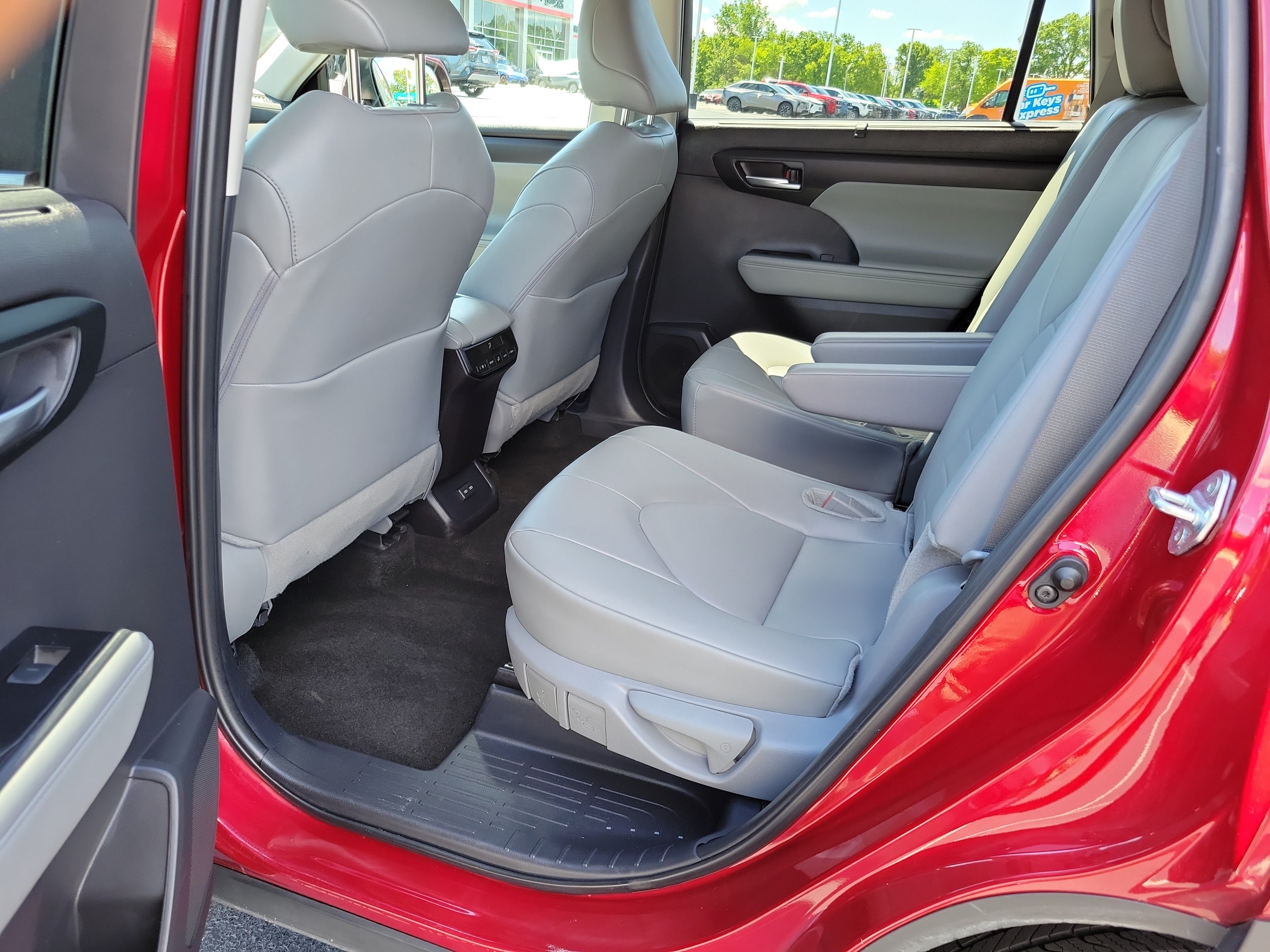 Certified 2025 Toyota Highlander XLE FWD image 12