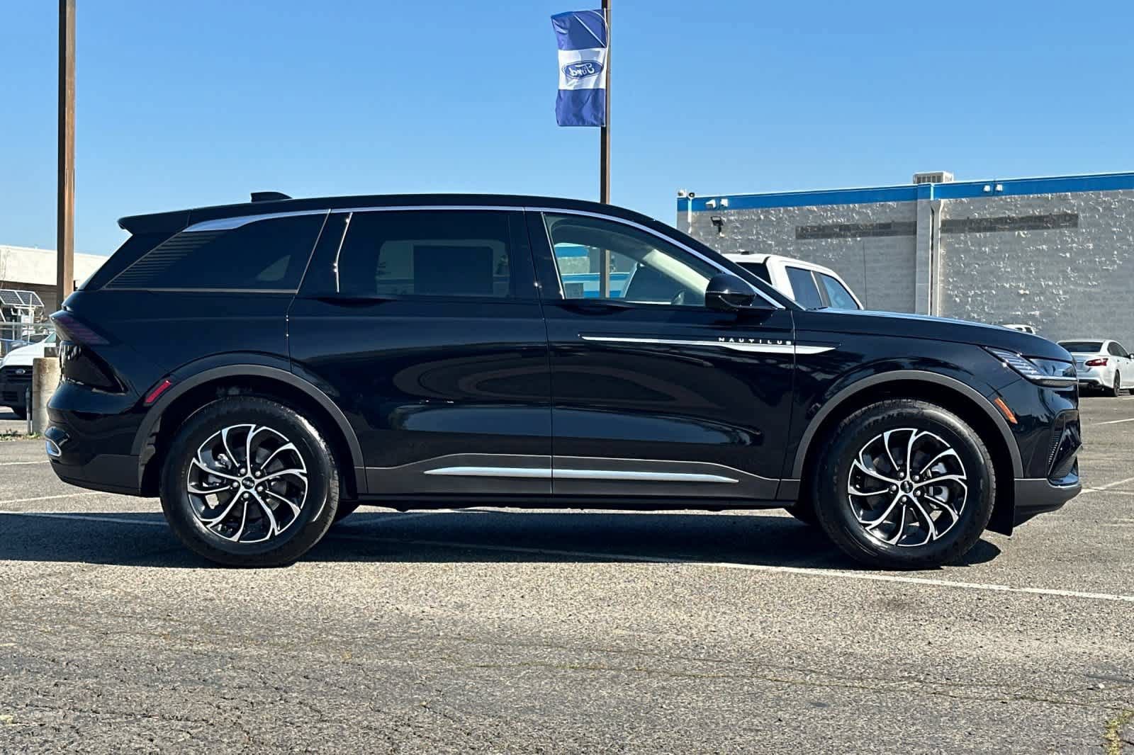 Used 2026 Lincoln Nautilus Premier AWD/4WD image 8