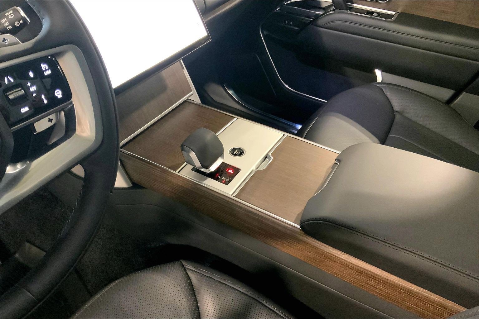 New 2025 Land Rover Range Rover SE image 7