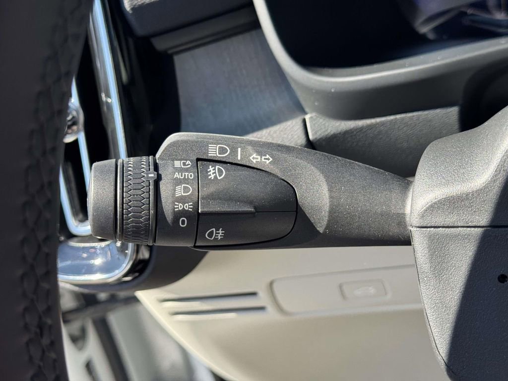 Used 2023 Volvo XC40 B5 Ultimate w/ Climate Package image 21