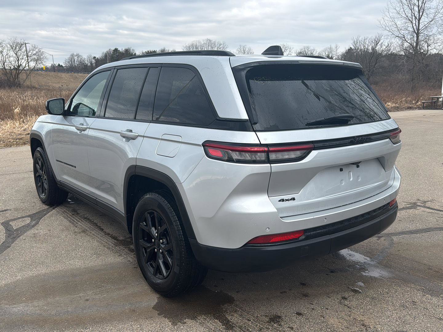 Used 2025 Jeep Grand Cherokee Altitude image 3