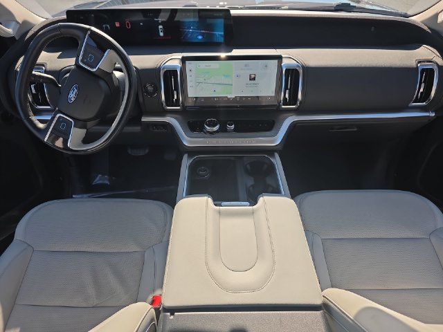 Used 2025 Ford Expedition Platinum w/ Driver's Package AWD/4WD image 10