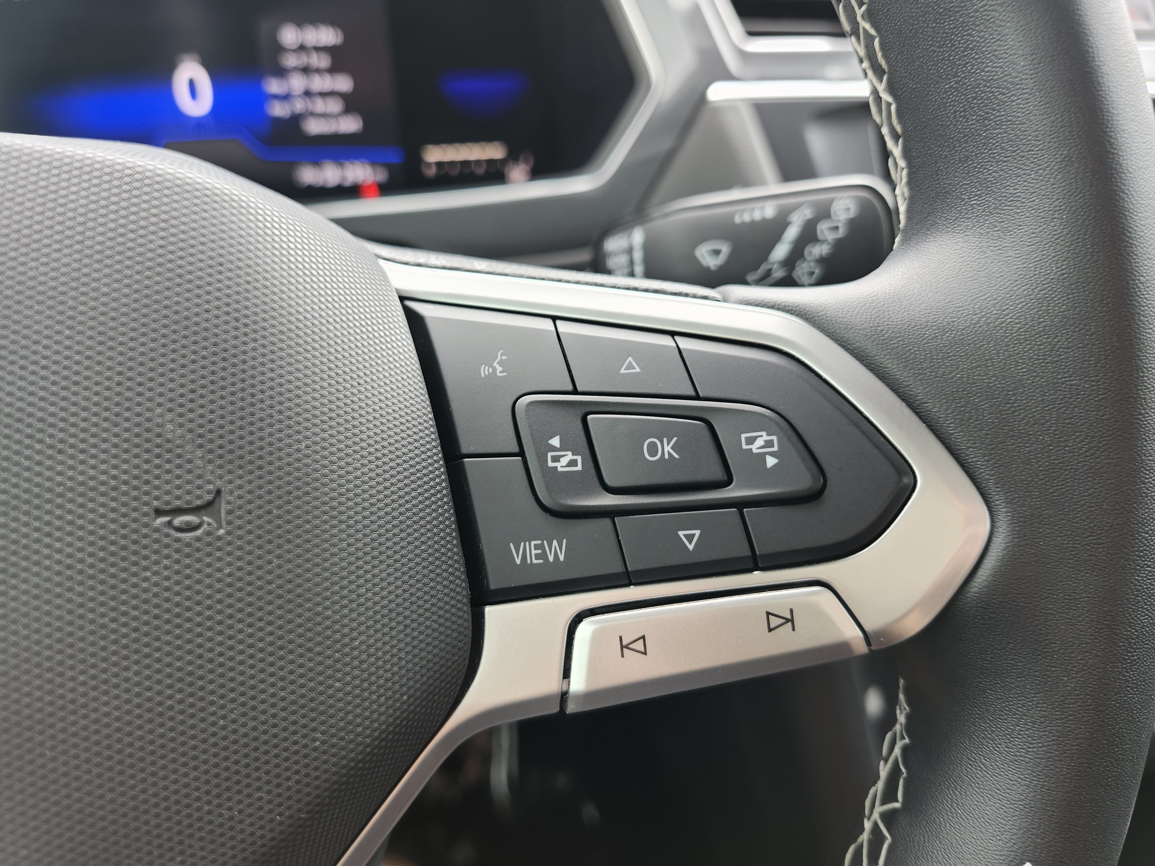 Used 2022 Volkswagen Tiguan SE AWD/4WD image 35