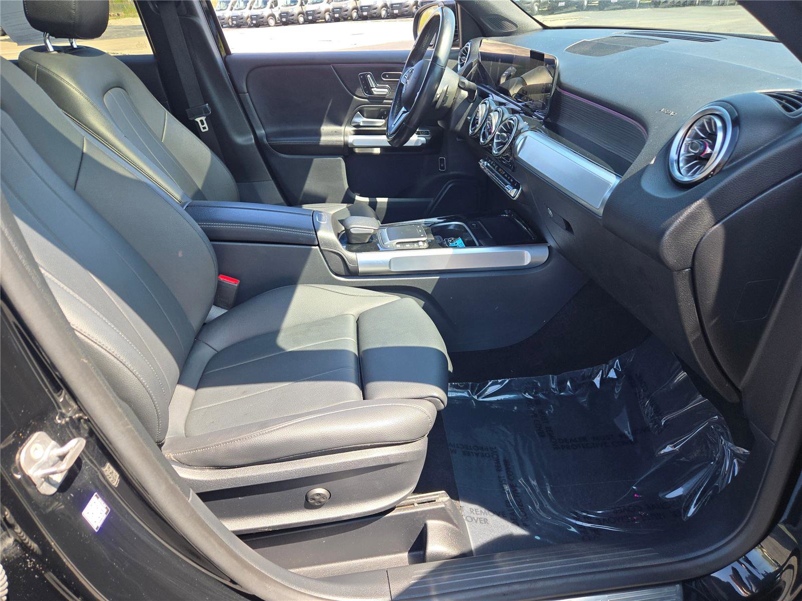 Used 2023 Mercedes-Benz GLB 250 4MATIC w/ Premium Package image 7