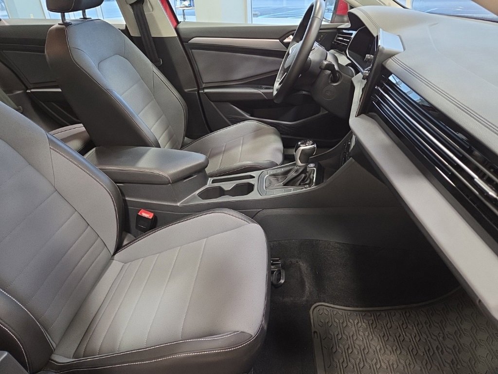 Used 2025 Volkswagen Jetta SE w/ Sunroof Package image 19
