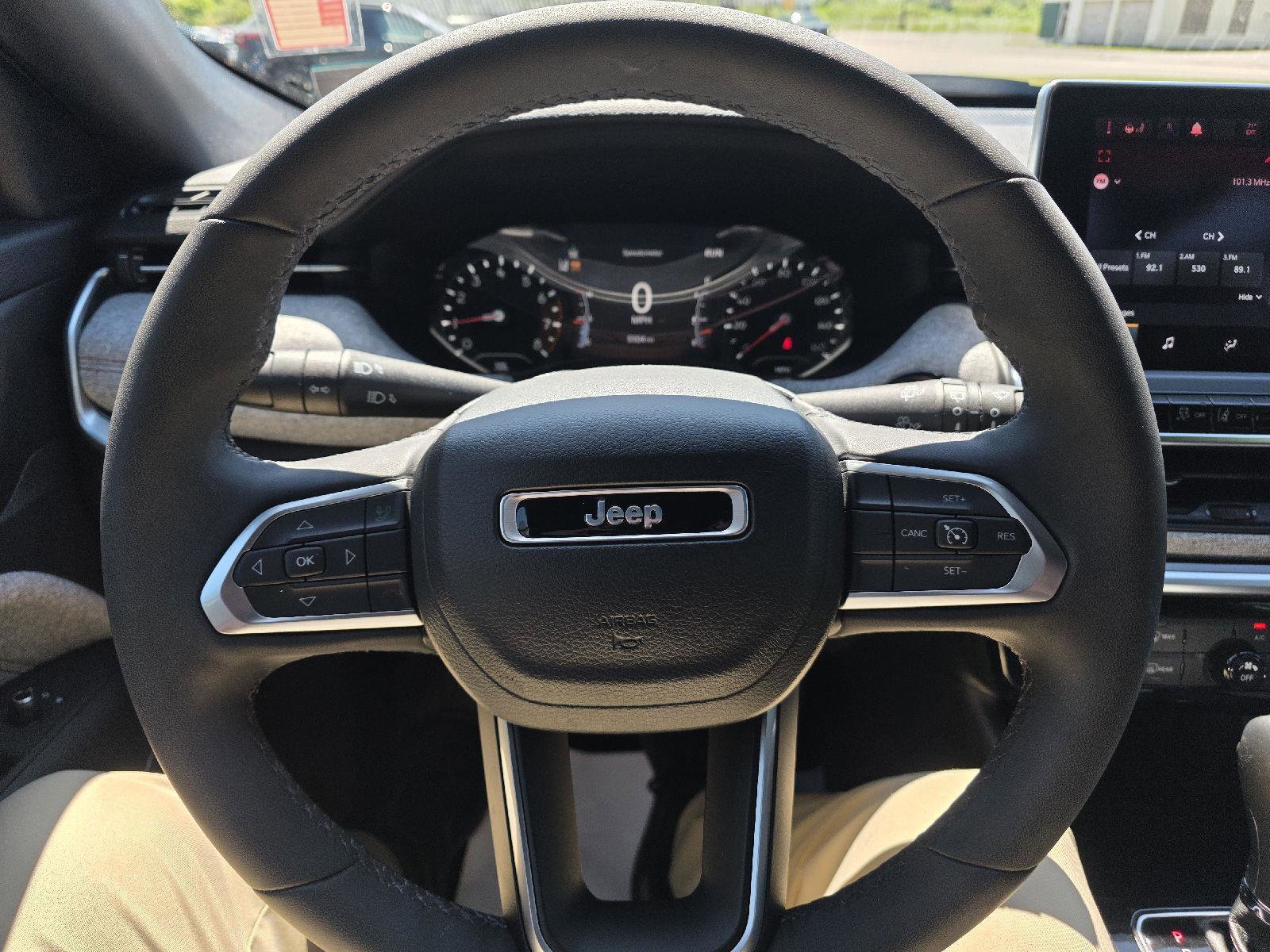 Used 2023 Jeep Compass Latitude AWD/4WD image 12