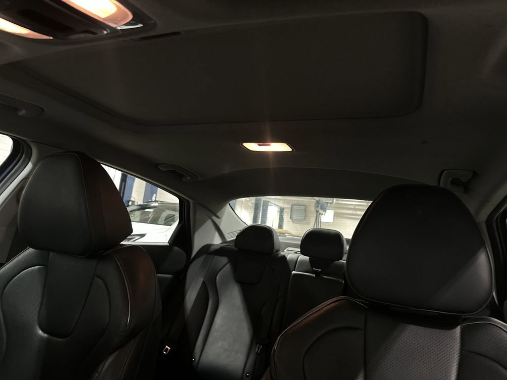 Used 2024 Hyundai Elantra Limited image 16