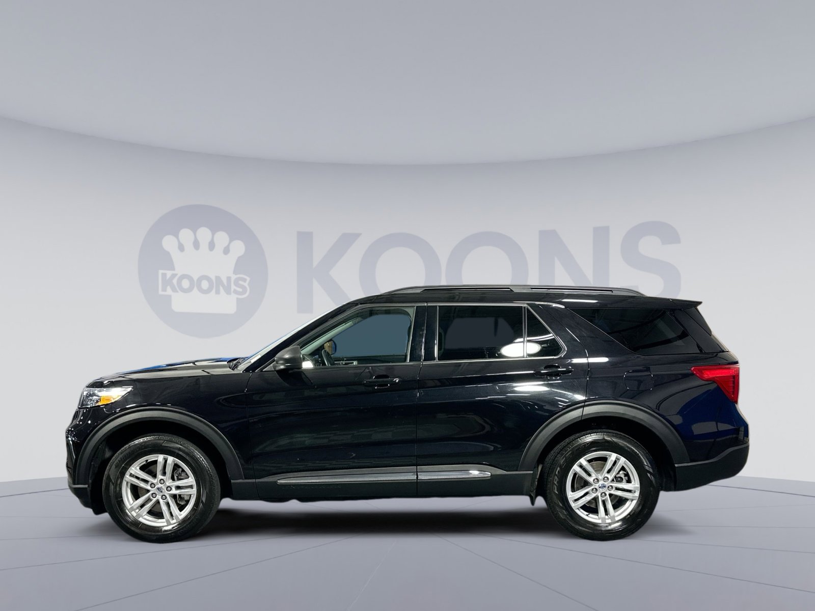 Used 2022 Ford Explorer XLT w/ Equipment Group 202A image 2