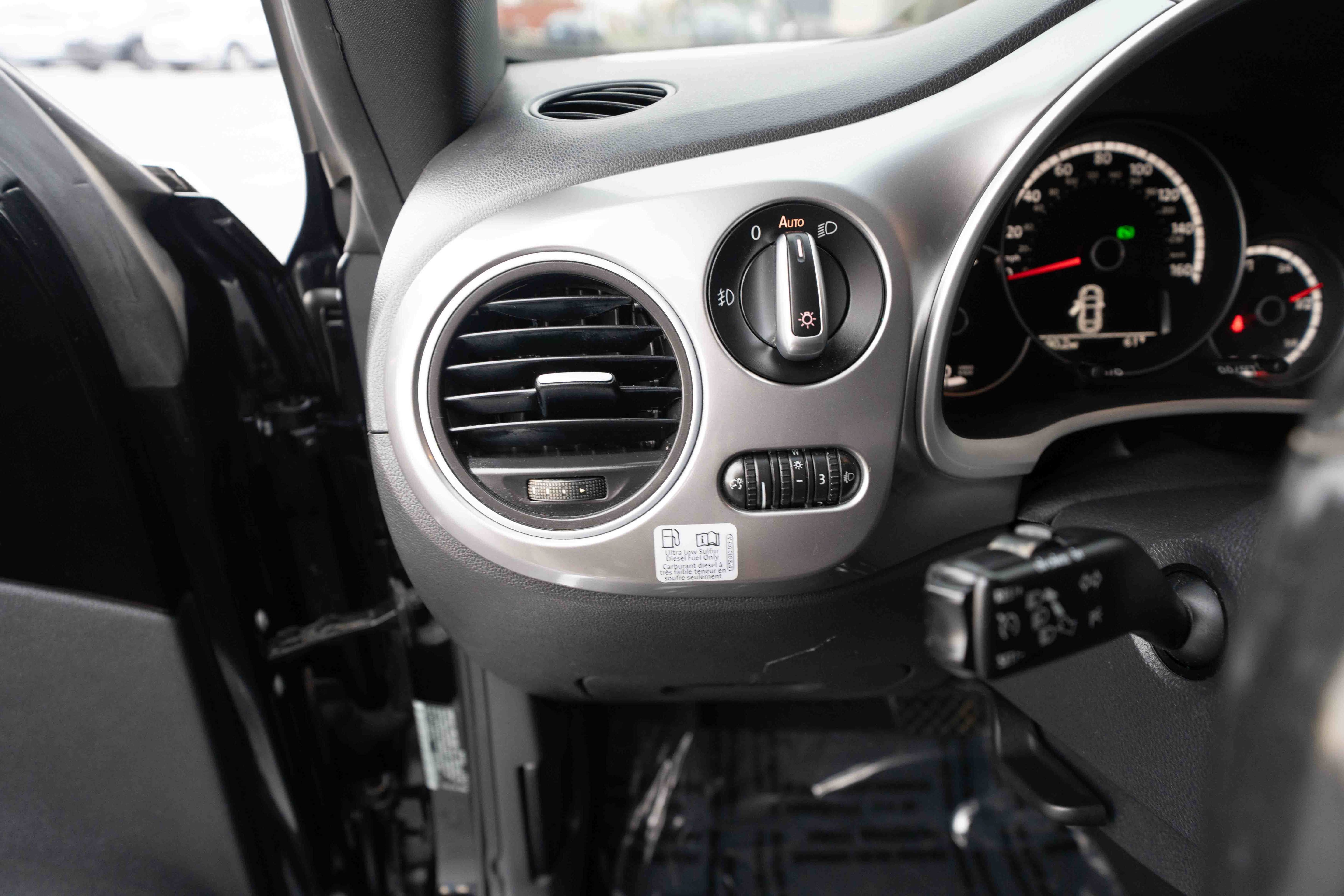 Used 2014 Volkswagen Beetle TDI FWD image 11