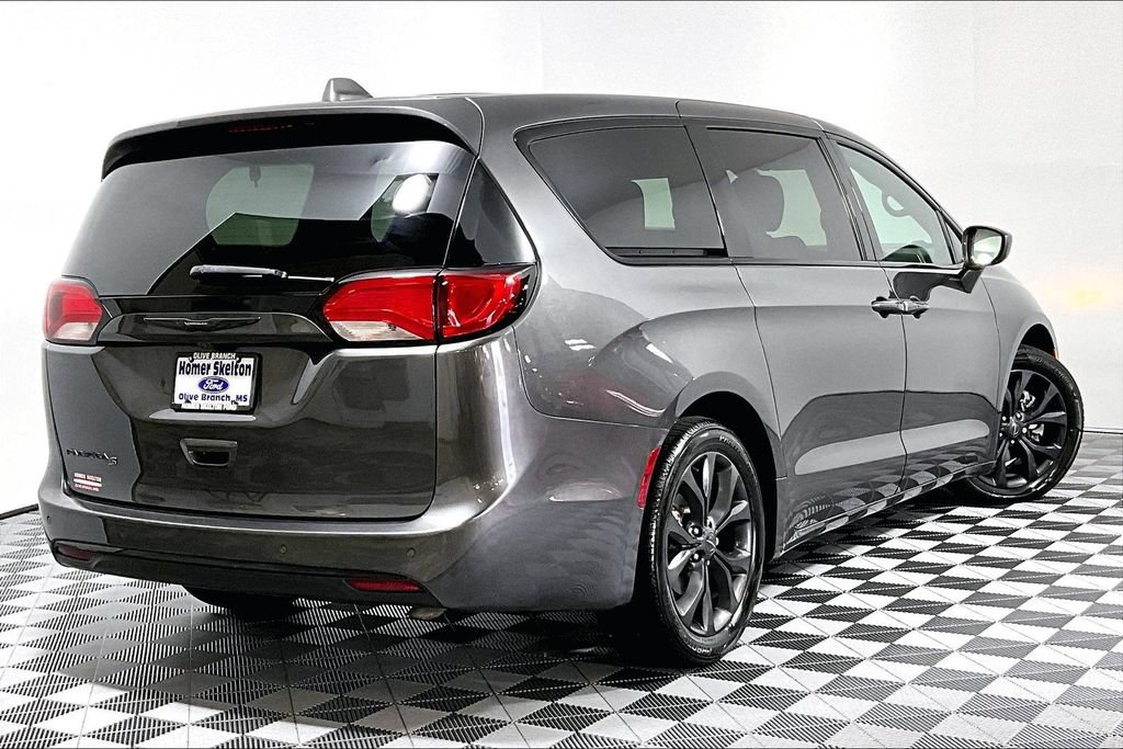 Used 2020 Chrysler Pacifica Touring w/ S Appearance Package FWD image 12