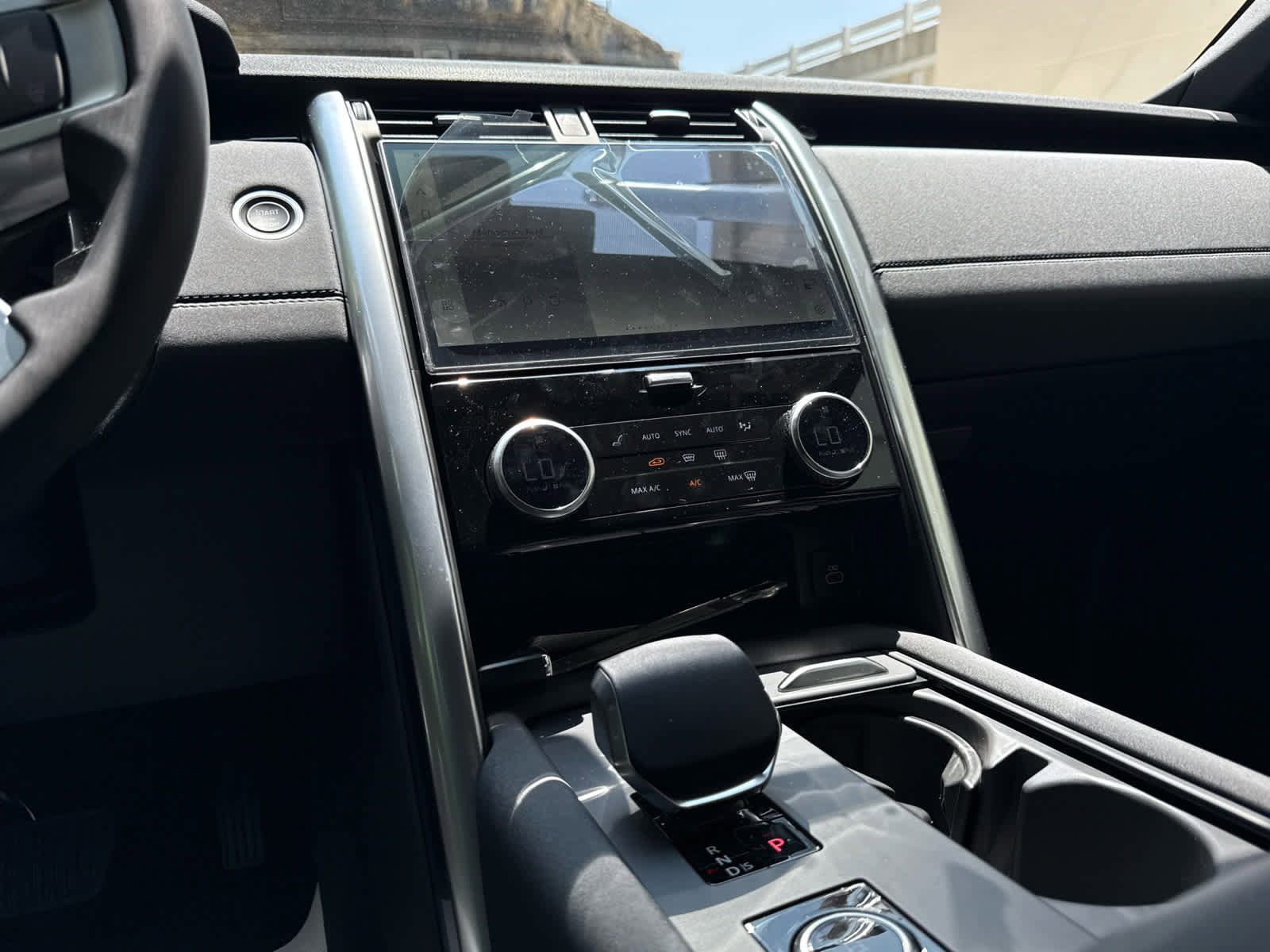 Used 2025 Land Rover Discovery S image 9