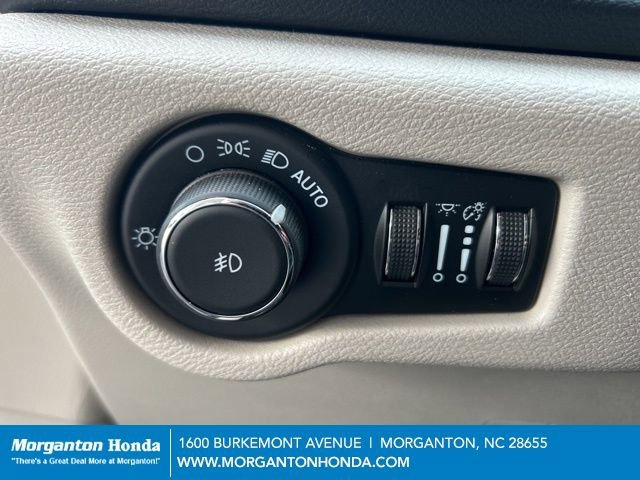 Used 2024 Chrysler Pacifica Touring-L image 17