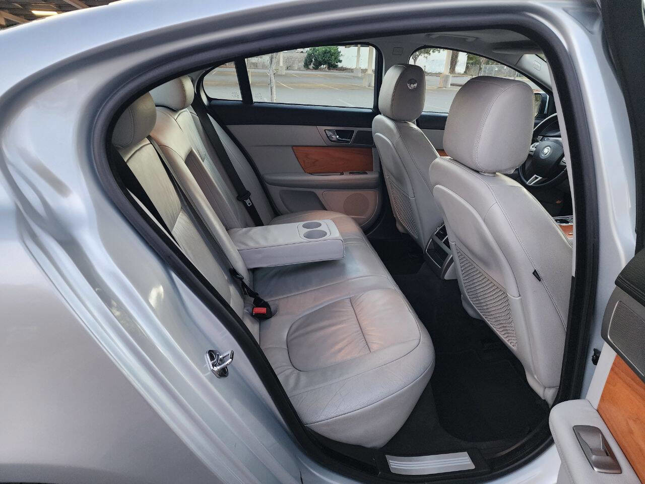 Used 2010 Jaguar XF Luxury image 15