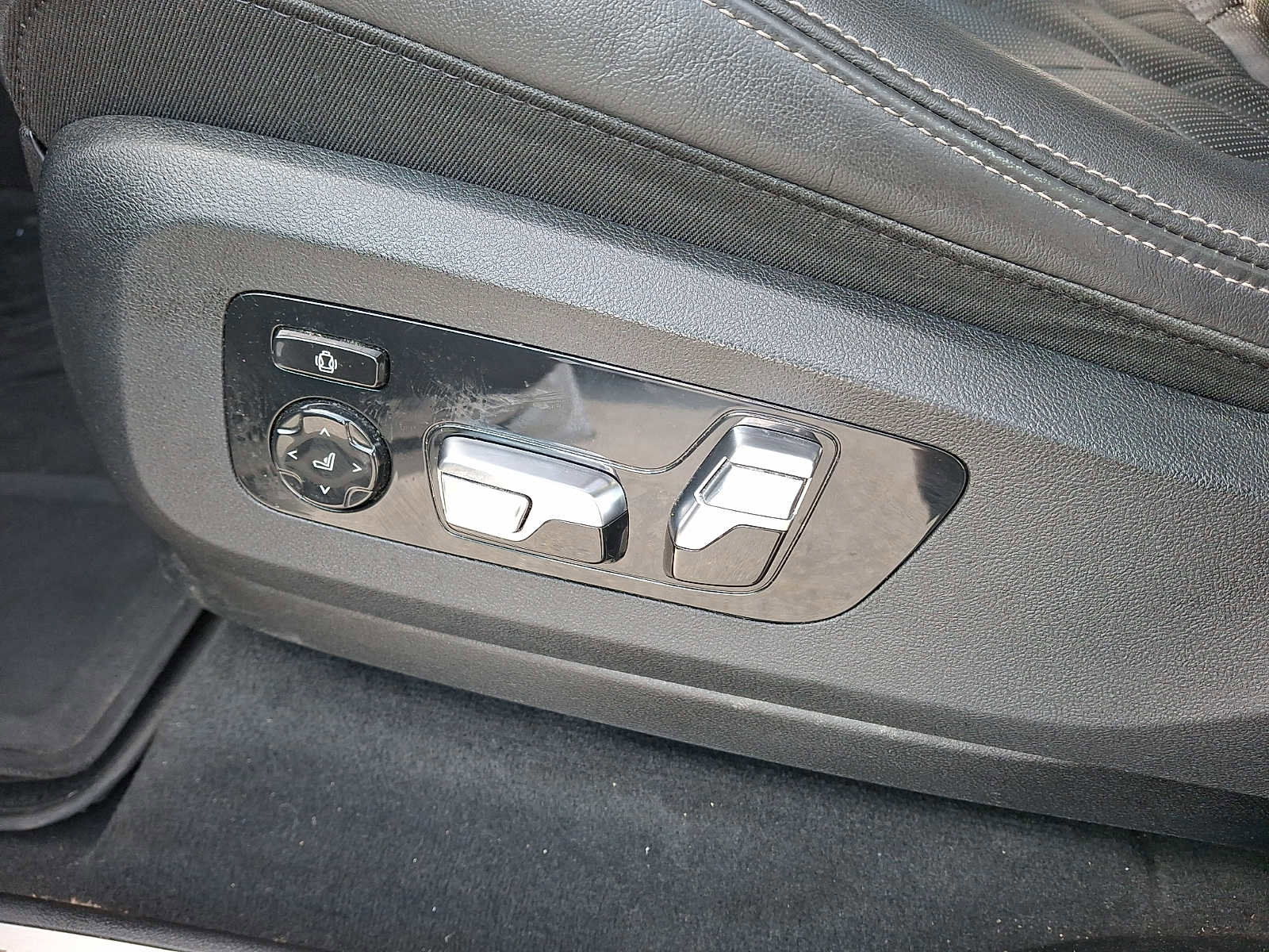 Used 2023 BMW X7 xDrive40i w/ Premium Package image 9