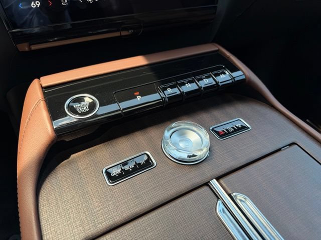 Used 2025 Lincoln Navigator Reserve AWD/4WD image 16