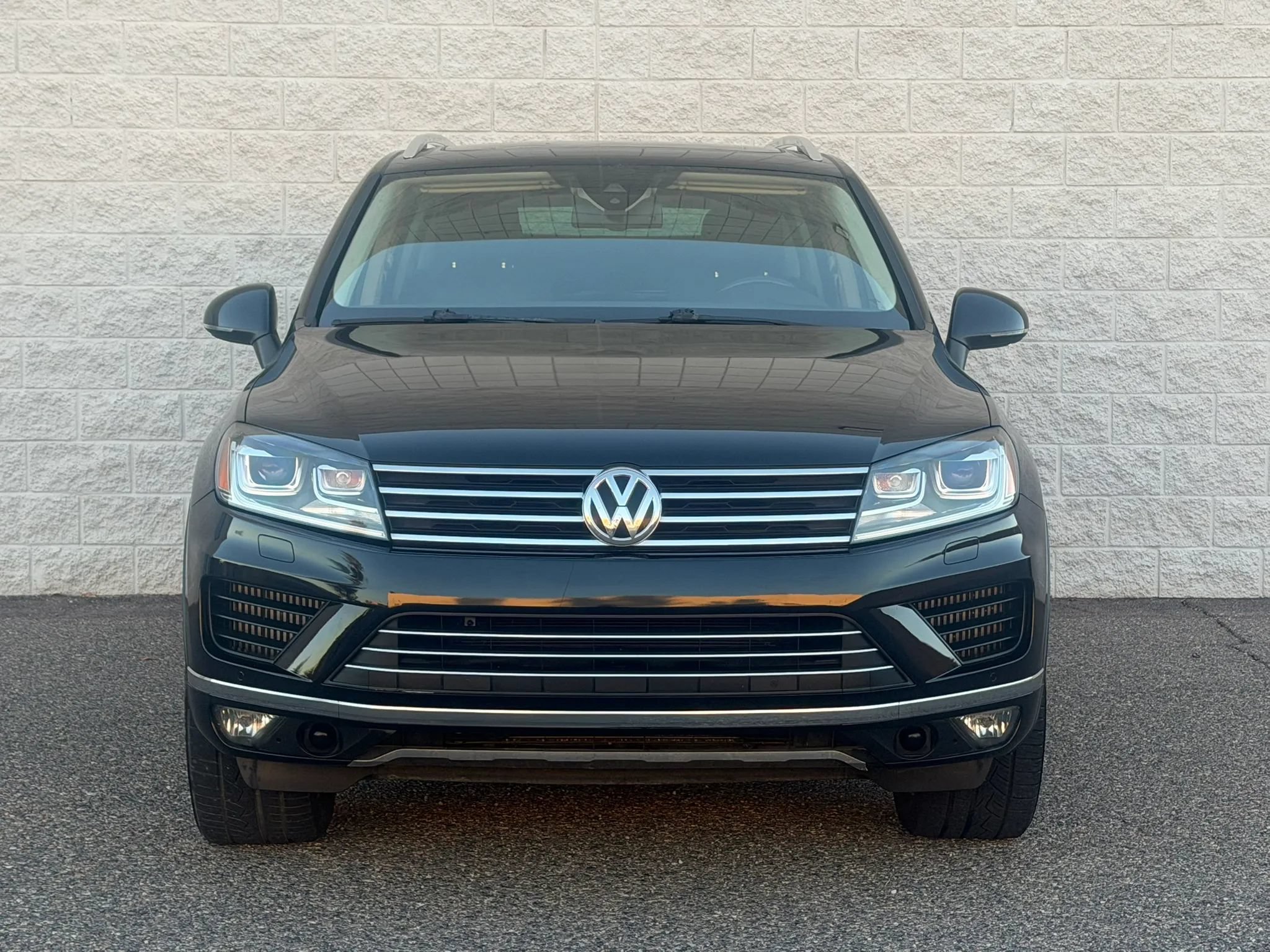 Used 2016 Volkswagen Touareg Sport AWD/4WD image 2
