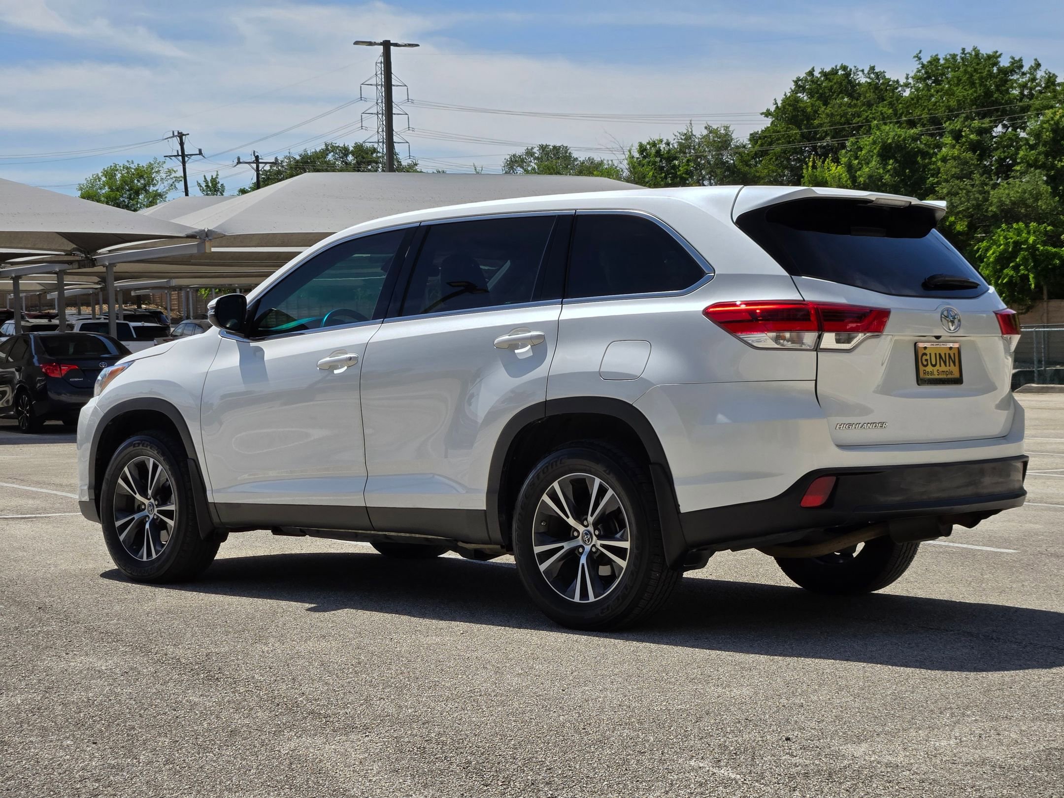 Used 2019 Toyota Highlander LE FWD image 6