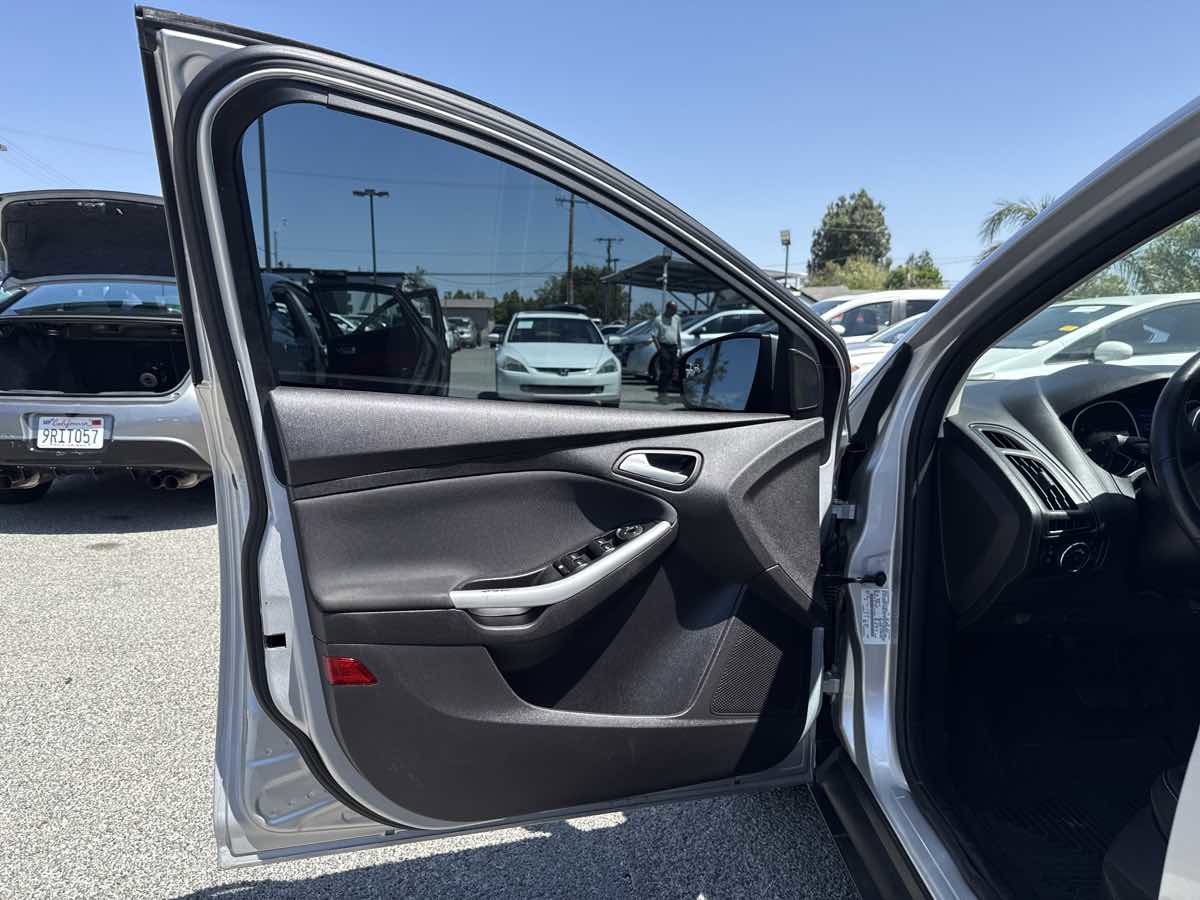 Used 2013 Ford Focus SE FWD image 6