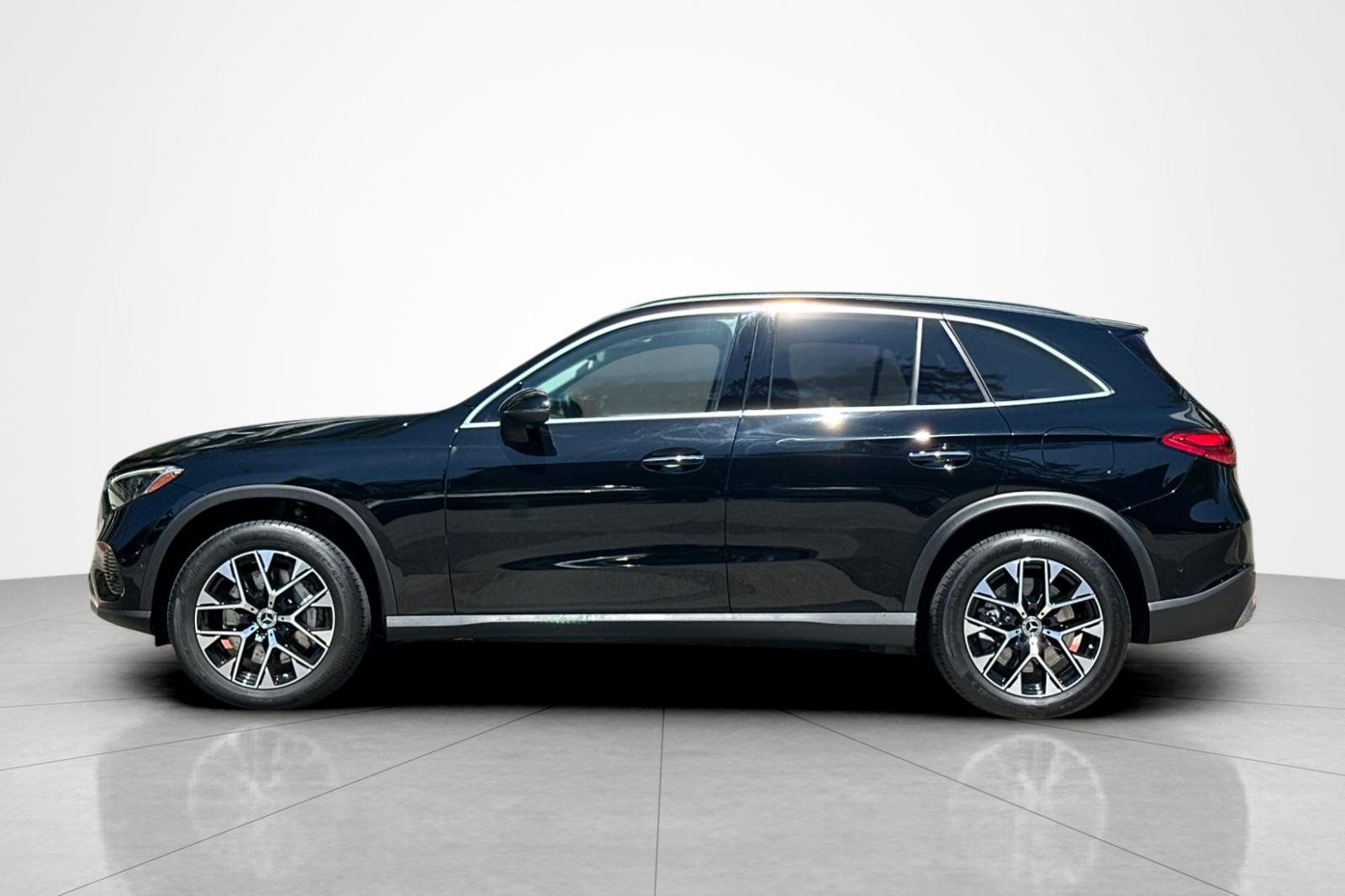 Used 2025 Mercedes-Benz GLC 350e 4MATIC image 2