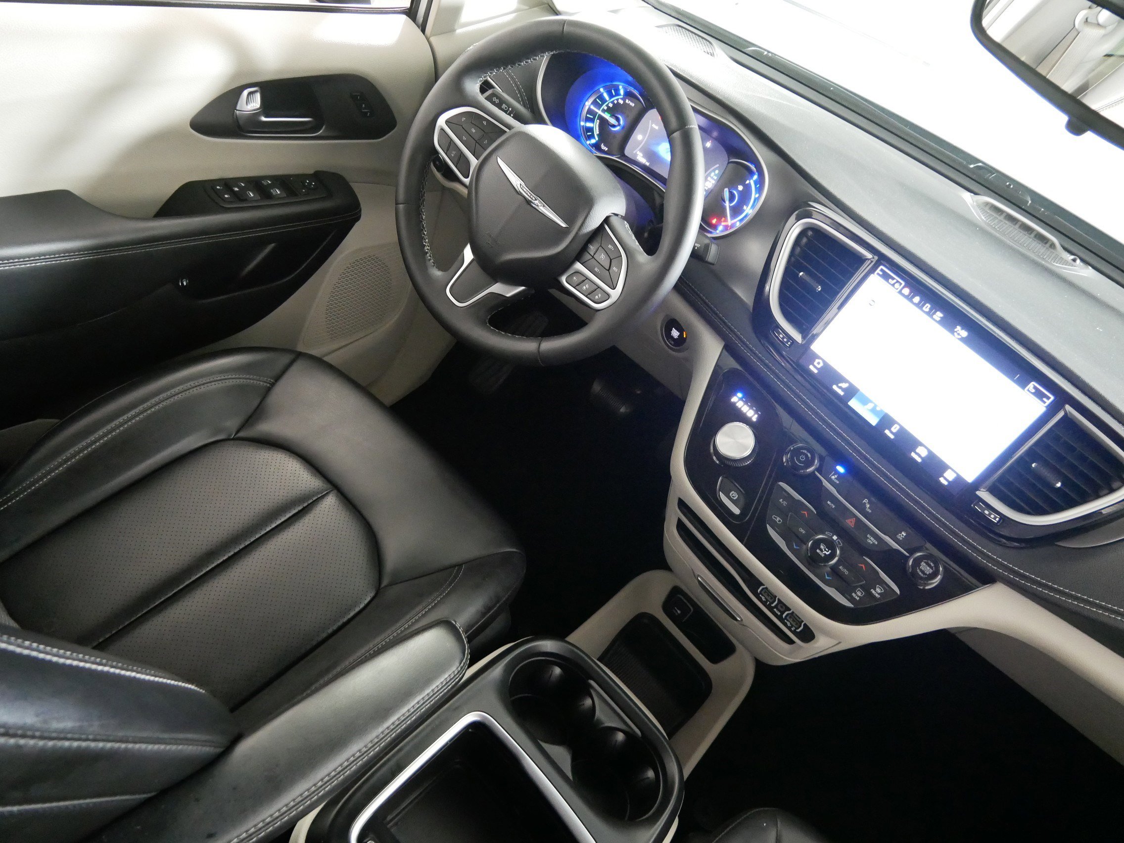 Used 2023 Chrysler Pacifica Touring-L FWD image 9