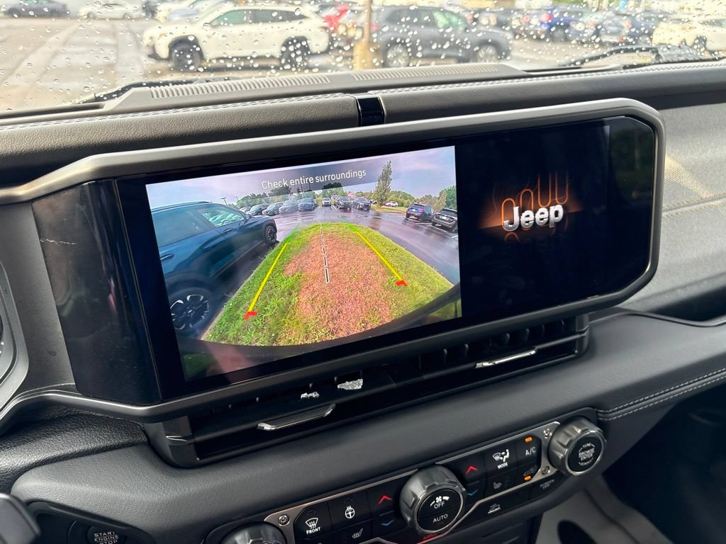 Used 2025 Jeep Wrangler Unlimited Sahara AWD/4WD image 20