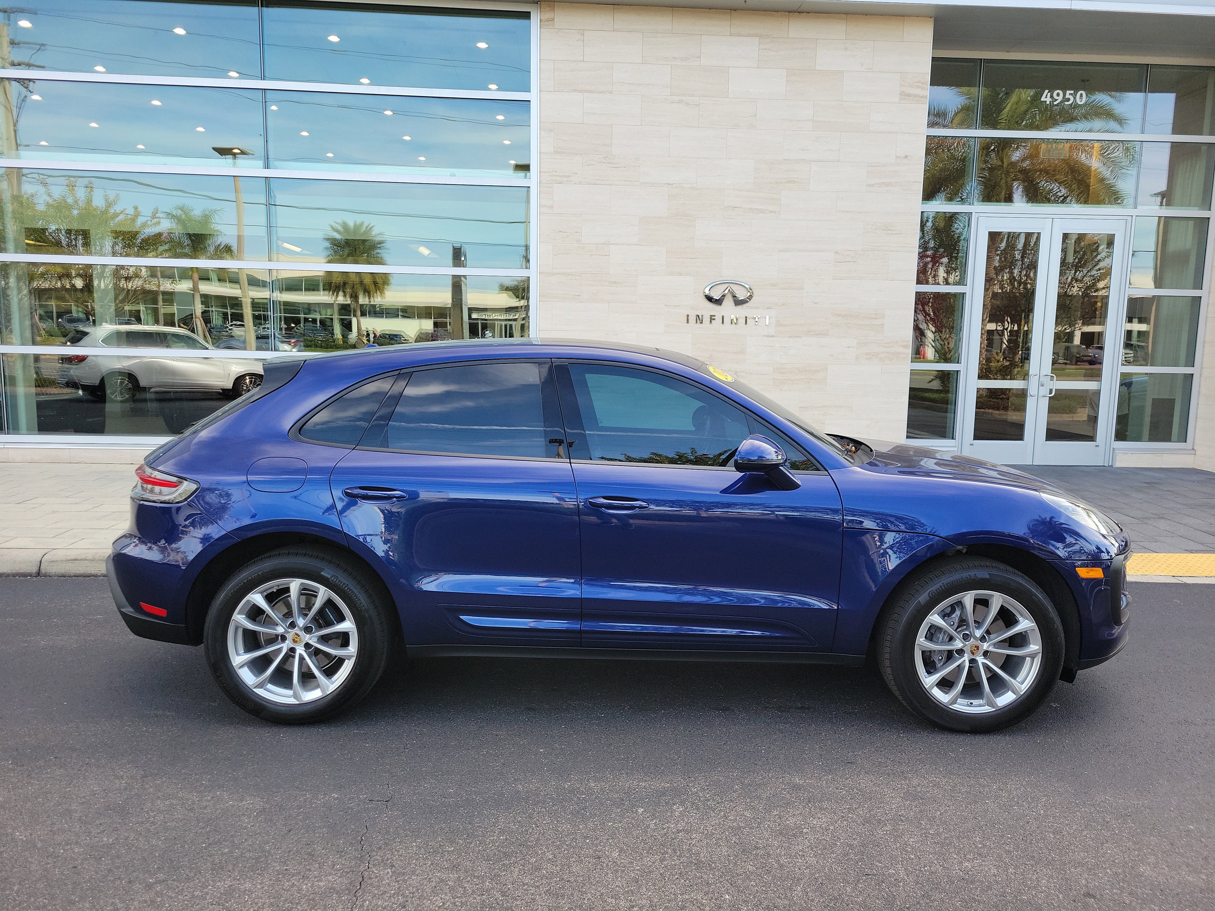 Used 2024 Porsche Macan image 3