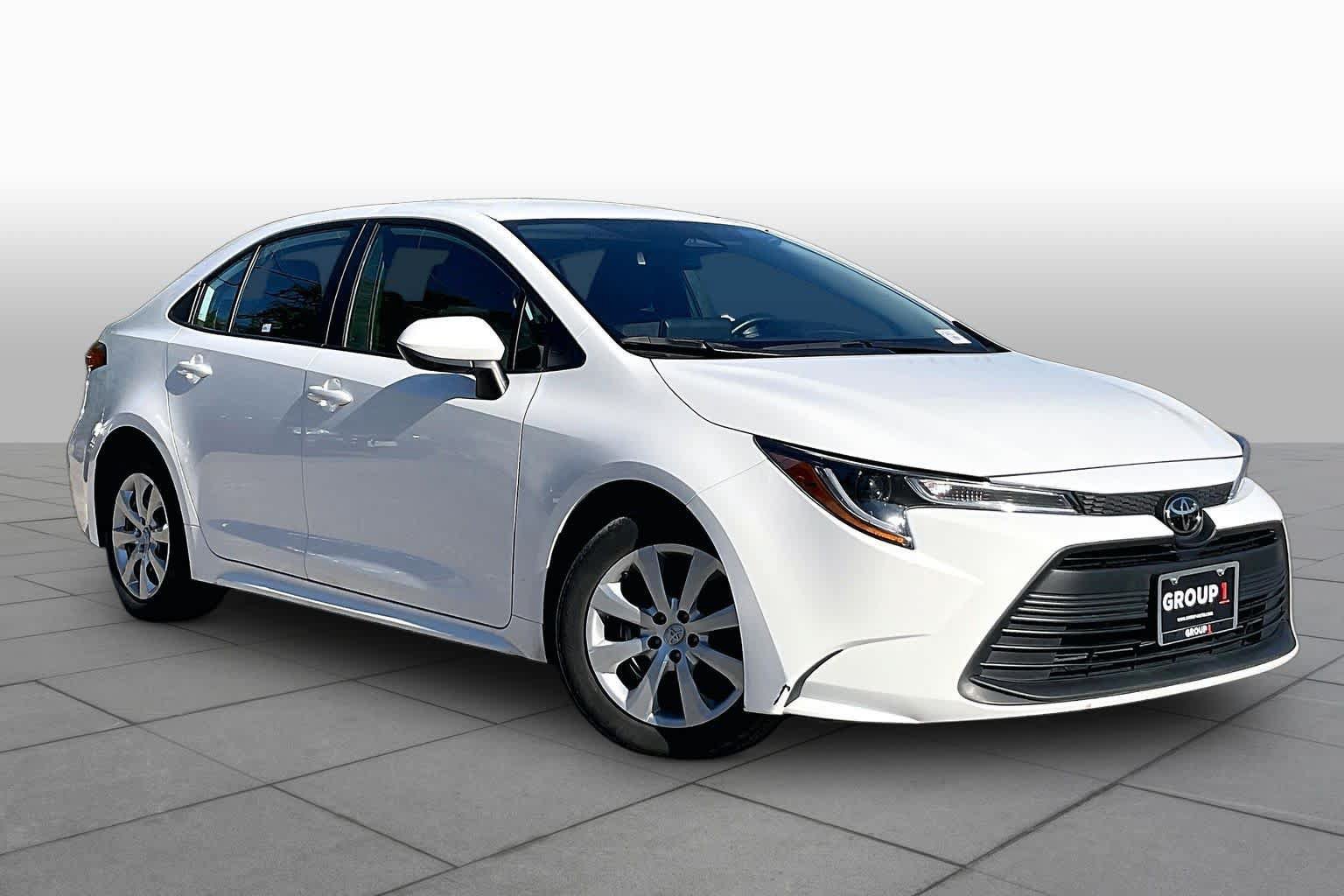 Used 2025 Toyota Corolla LE FWD image 3