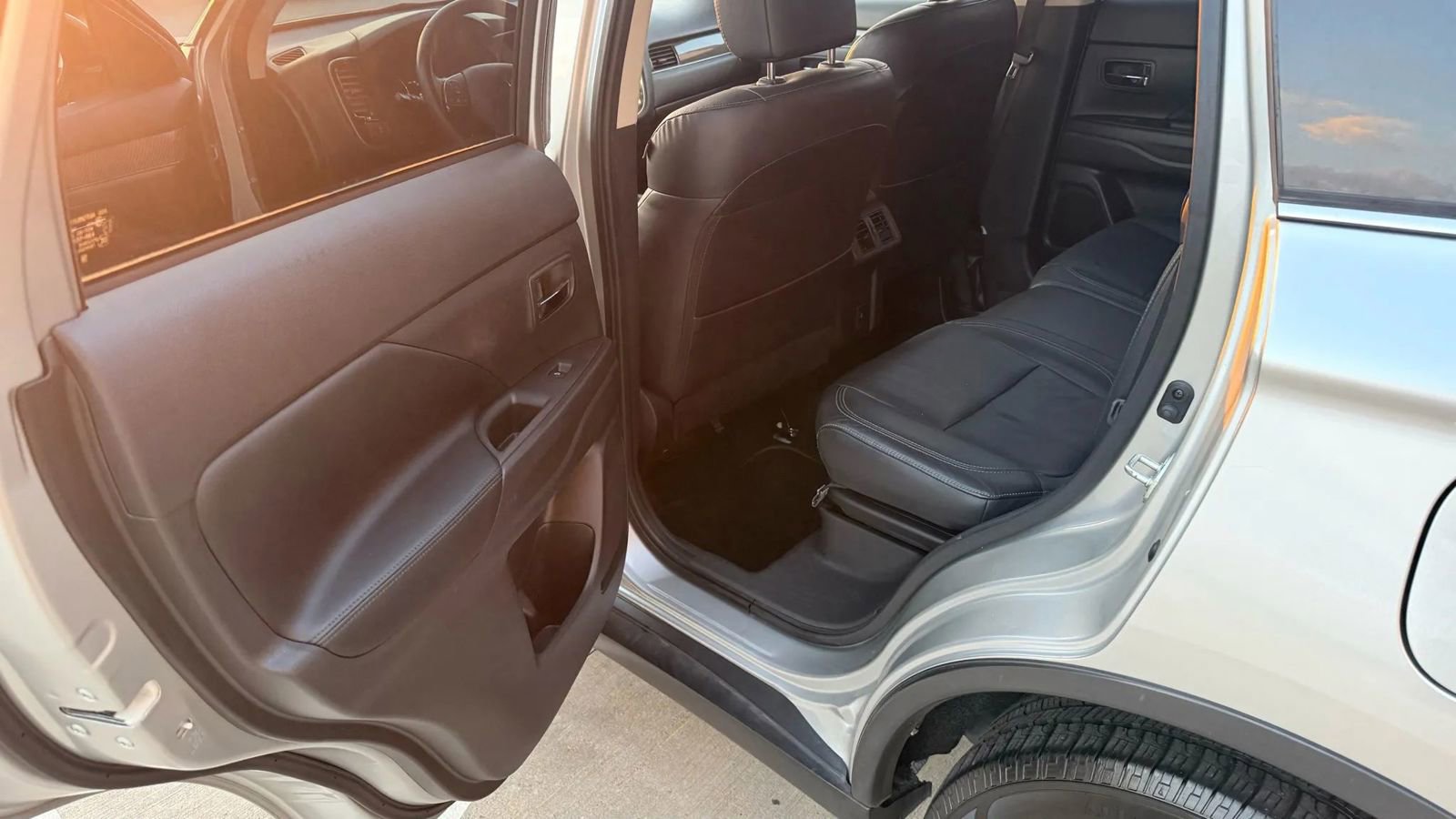 Used 2020 Mitsubishi Outlander SE image 16