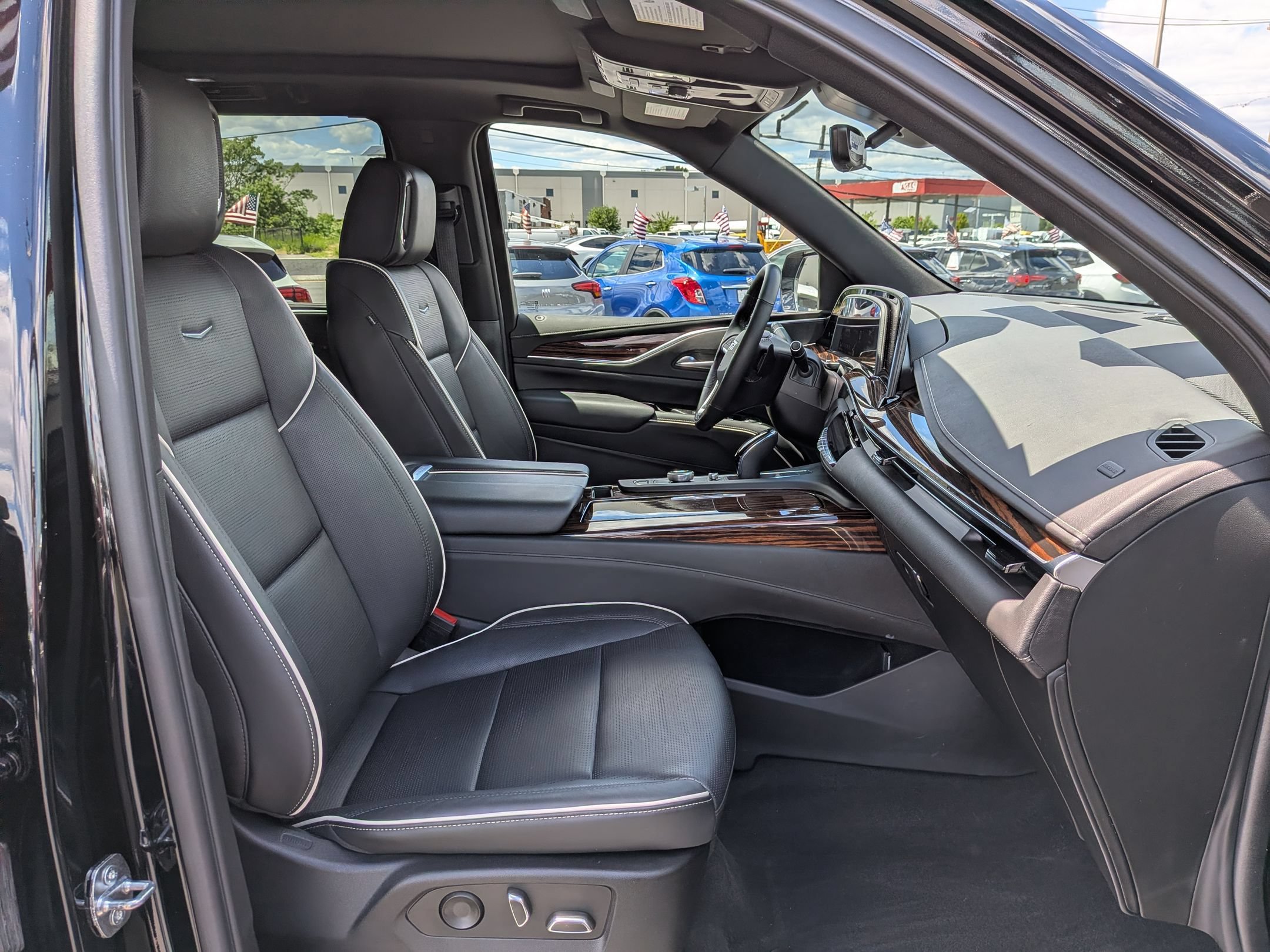 Certified 2023 Cadillac Escalade Premium Luxury AWD/4WD image 28