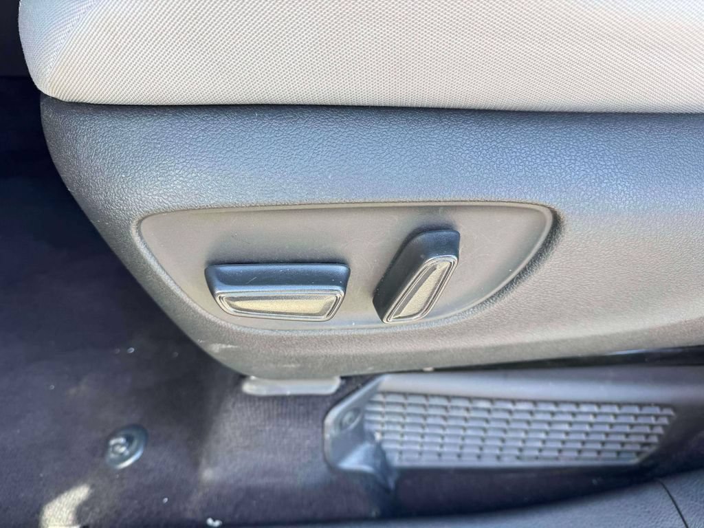 Used 2025 Toyota Sienna LE FWD image 17