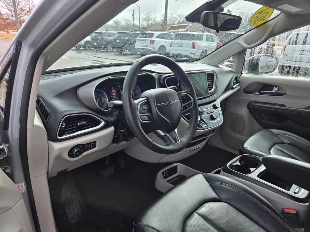Used 2024 Chrysler Pacifica Touring-L FWD image 2