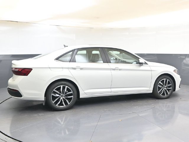 Used 2026 Volkswagen Jetta SE FWD image 6