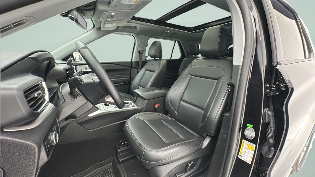 Used 2023 Ford Explorer XLT w/ Equipment Group 202A AWD/4WD image 13