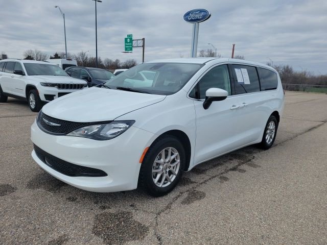 Used 2023 Chrysler Voyager LX image 18