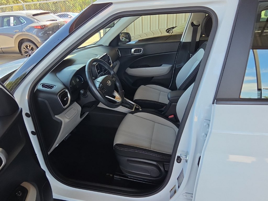 Used 2025 Hyundai Venue SEL FWD image 3